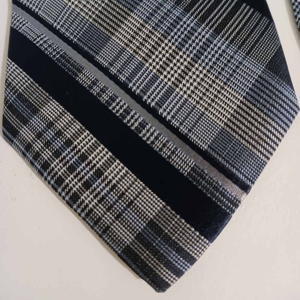 Tie - Picture 2 of 5
